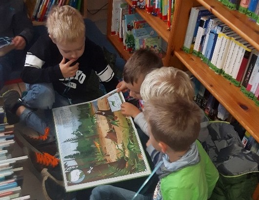 Vorschulkinder aus Eidengesäß erkunden die örtliche Bücherei